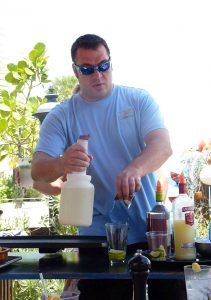 Cocktail-Zubereitung im Sundowners in Key Largo. Foto: © Dr. Bernd Kregel, 2014