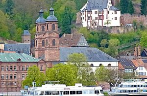 Miltenberg mit Mildenburg und Pfarrkirche und Mainschiffen. © Foto: Elke Backert, 2012