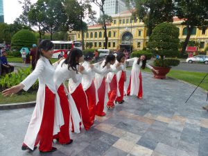 Tanzgruppe vor dem Postamt in Saigon. © Foto: Dr. Bernd Kregel, 2016