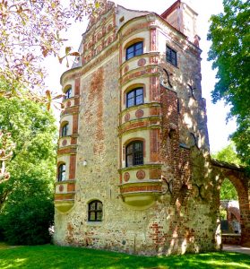 Es gibt ein altes und ein neues Schloss Freyenstein, hier das alte mit Abort-Erker (rechts) und Terrakotta-Figuren an der Fassade. © Foto: Elke Backert, 2016