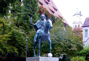 Die Statue Welf VI. zeigt den „Herzog von Spoleto, Markgraf von Tuszien, Fürst von Sardinien und Korsika, Herzog in Bayern, Herr über Memmingen, gestorben 1191 in Memmingen“. © Foto: Elke Backert