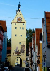 Die moderne Bemalung am Ulmer Tor nimmt Bezug auf den Einzug von König Maximilian in „seine“ Reichsstadt Memmingen im Jahre 1489. © Foto: Elke Backert