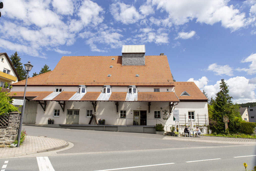 Das Weingut Poth in Röttingen ist leicht zu finden – direkt an der Hauptstraße.