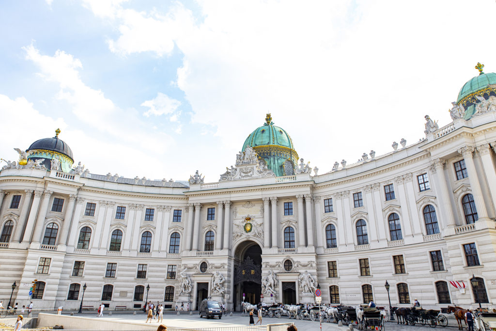 Majestätisch: Die Hofburg vom Michaelerplatz aus