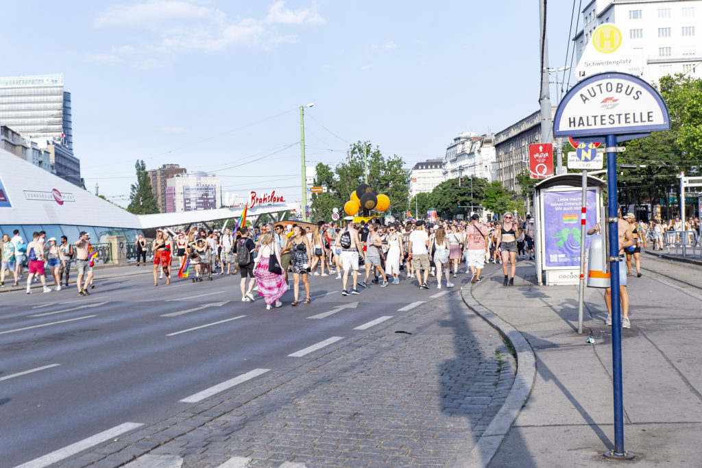 Am Schwedenplatz treffen wir auf die Regenbogenparade von „Vienna Pride 2021“
