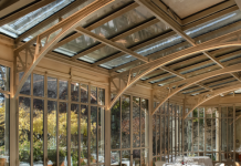 Das Restaurant Le Clair de la Plume in einem Gartenhaus in Grignan